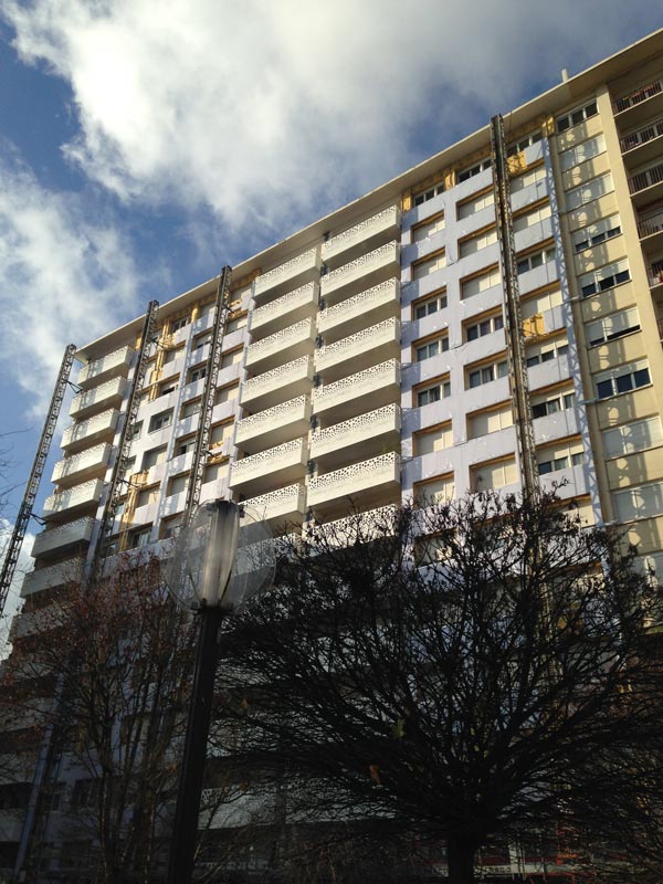 Vue de la façade de la réhabilitation et résidentialisation de 194 logements rue Maurice Arnoult à Montrouge